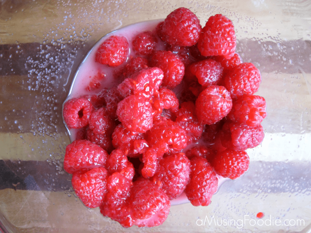Raspberry Crumble Bars These raspberry crumble bars are perfect with coffee or tea for a quick breakfast—and they make for a lovely late night treat, too! They start by mixing fresh raspberries with a little lemon juice and cornstarch.