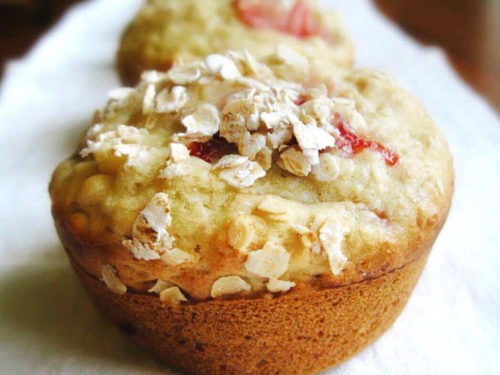 https://www.amusingfoodie.com/wp-content/uploads/2014/08/strawberry-banana-oatmeal-muffins-feature-720x540.jpg